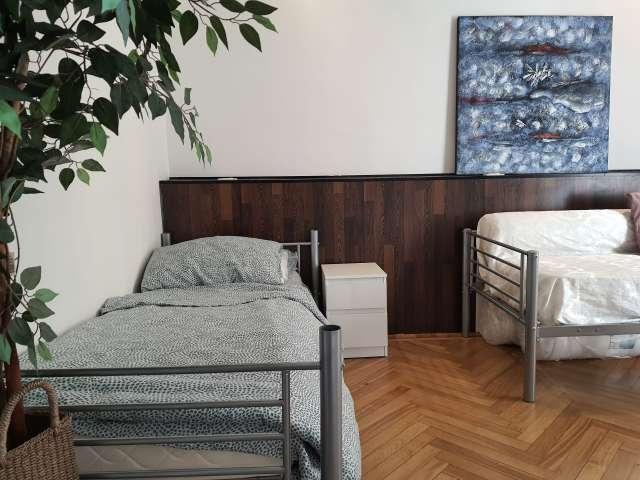 Posto letto in affitto in appartamento con 4 camere da letto a Loreto, Milano