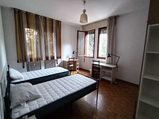 Posto letto in affitto in appartamento con 5 camere da letto a Padova