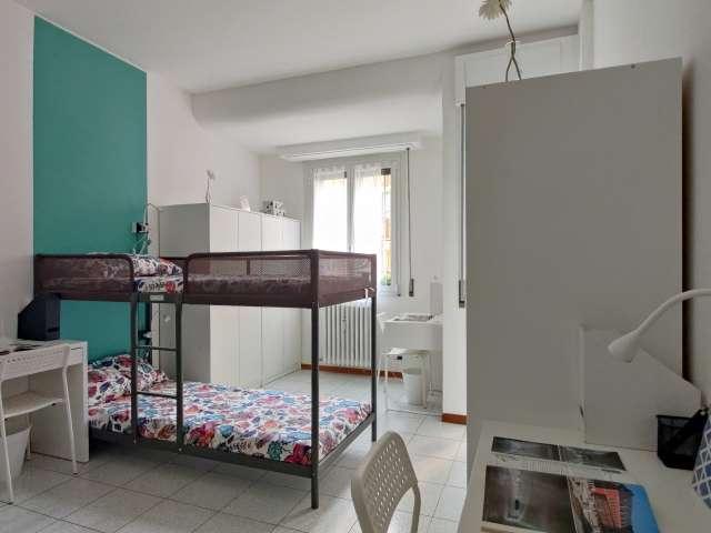 Posto letto in affitto in appartamento con 6 posti letto a Gorla, Milano
