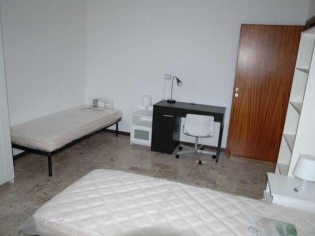 Posto letto in affitto in appartamento condiviso con 3 camere da letto