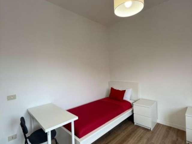 Posto letto in affitto in un appartamento con 3 camere da letto a Firenze