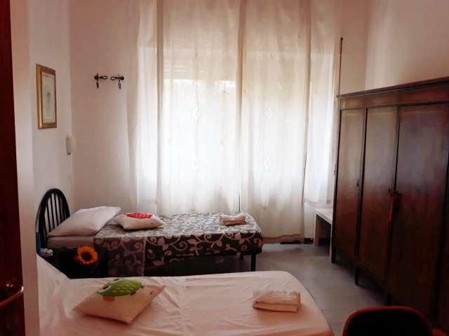 Posto letto in camera condivisa, appartamento con 5 camere da letto in affitto, Siena