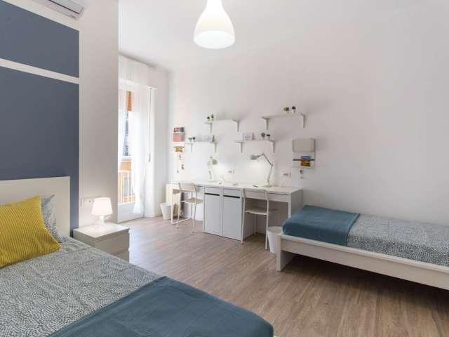 Posto letto in camera condivisa in affitto in appartamento con 6 camere da letto a Milano