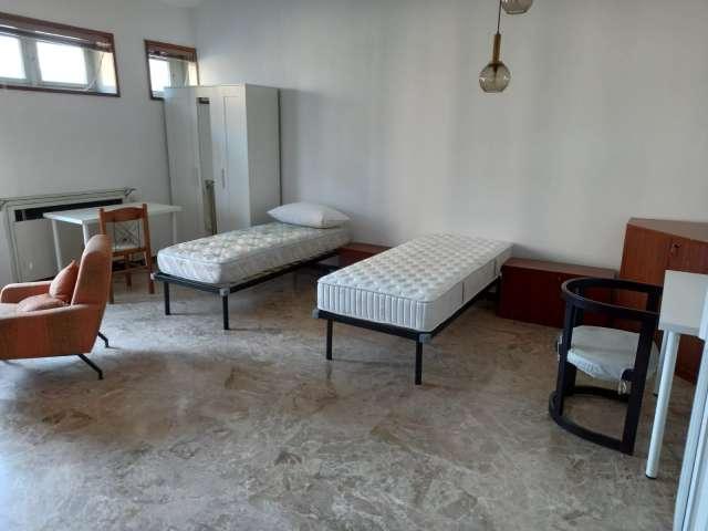 Posto letto in camera condivisa in appartamento con 4 camere a Bologna