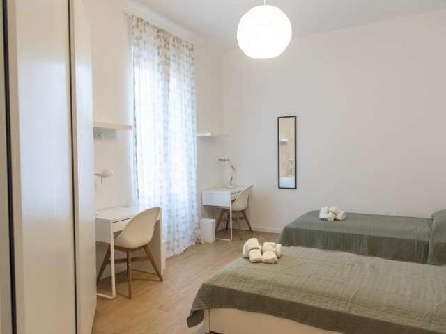 Posto letto in camera condivisa in appartamento con 6 camere da letto in affitto
