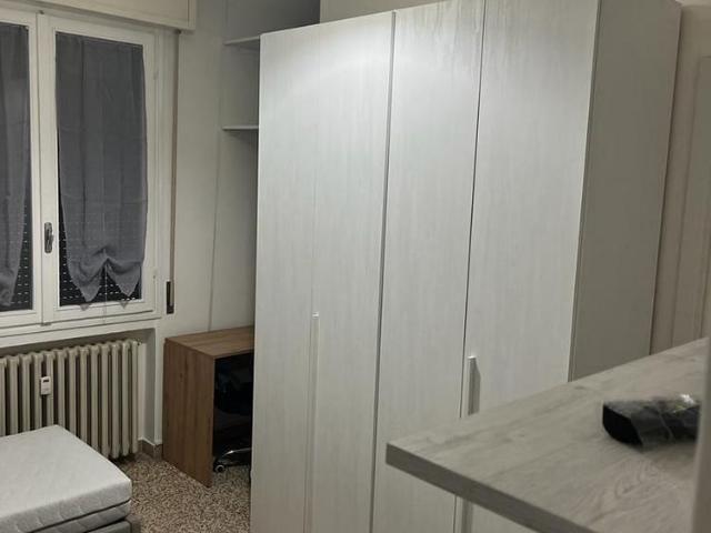 Posto letto in camera ampia e moderna