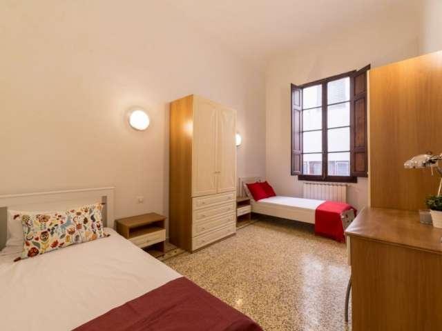 Posto letto in camera in affitto in appartamento con 4 camere da letto a Firenze