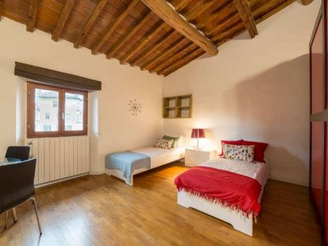 Posto letto in camera in affitto in appartamento con 4 camere da letto a Firenze