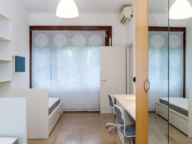 Posto letto in luminosa camera doppia in appartamento a Vigentina, Milano