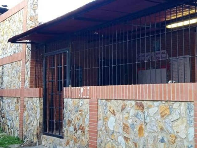 Potencial Preescolar en Catia Caracas 560m² / 10H / 5 B / 6PE
