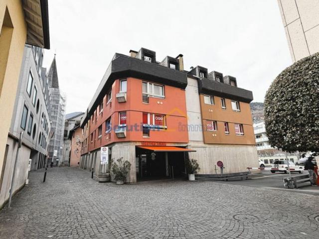 Pour investisseur: deux appartements et un bureau, bénéficiant d'un emplacement central