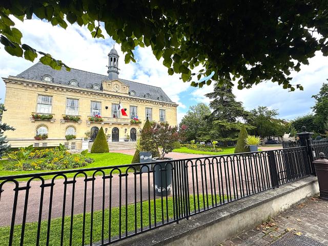 Pour investisseur: face à la Mairie, appartement vendu loué proche gare RER B