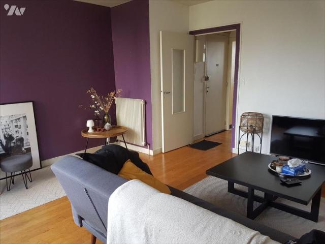 Pour visiter, appeler le 02.23.55.91.17 RENNES, Rue Constant Véron. Cet appartement de type 3.