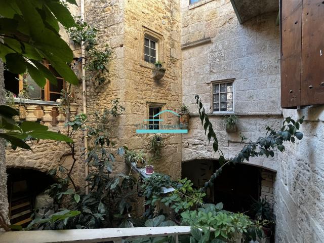 Poussan, Maison de caractère au coeur des remparts