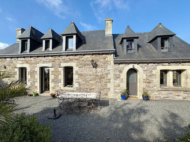 Ploubazlanec Le Bourg et ces commerces ! Maison de caractère en pierre 6 pièces !