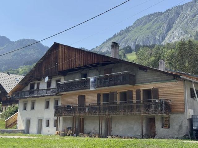Plateau à aménager dans une ancienne ferme typique