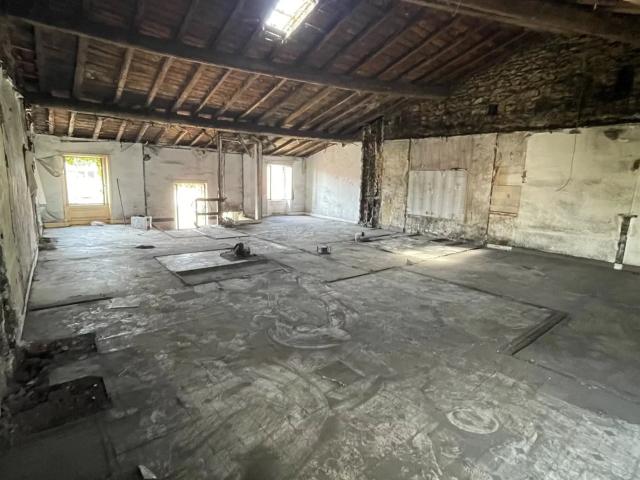 Plateau brut de 62 m² – Copropriété de 17 lots – 2 parkings. 62m² Jassans Riottier