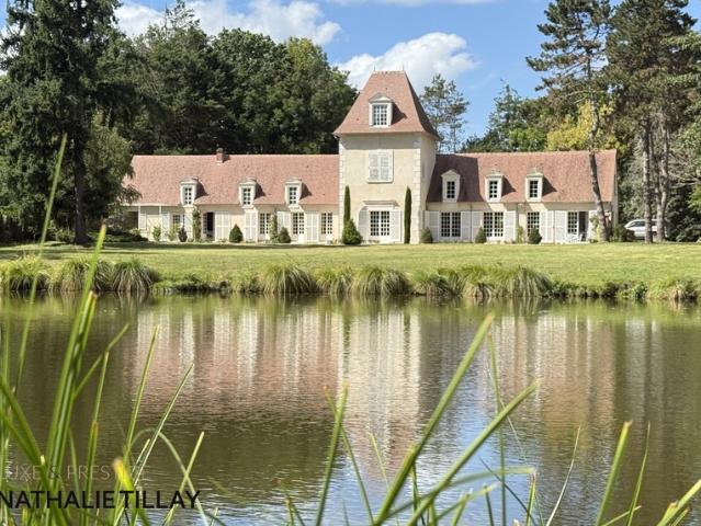 Plateau de Sologne, propriété d'agrément a vendre: Parc de 33 ha, piscine, tennis, biotope Solognot: bois, foret, prairies, étangs, petite chasse et peche. Proche Orleans