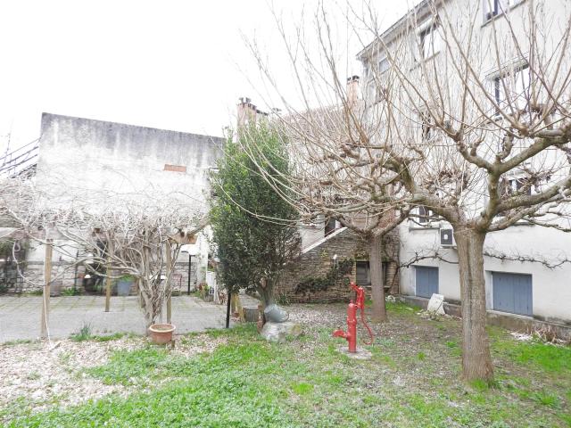 Plateau de 188 m2 pour logement avec extérieur. 190m² Douelle