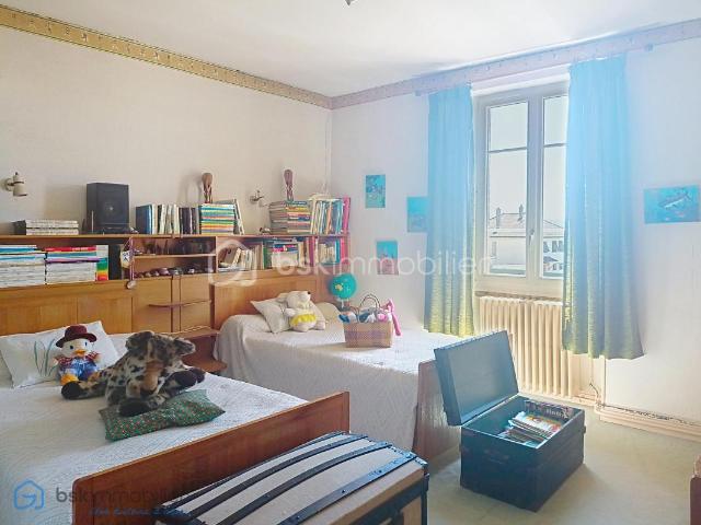 Plateau de 70m² à rénover dans maison en pierre avec vue montagnes