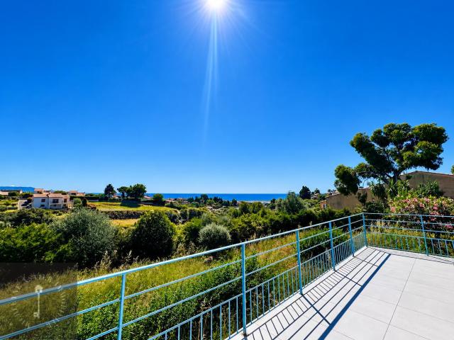 PLATEAUX FLEURIS Élégante villa 4 pièces avec vaste jardin, vue mer et stationnements privatifs