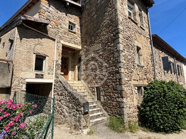 PLATS: Charmante maison en pierres au coeur du village