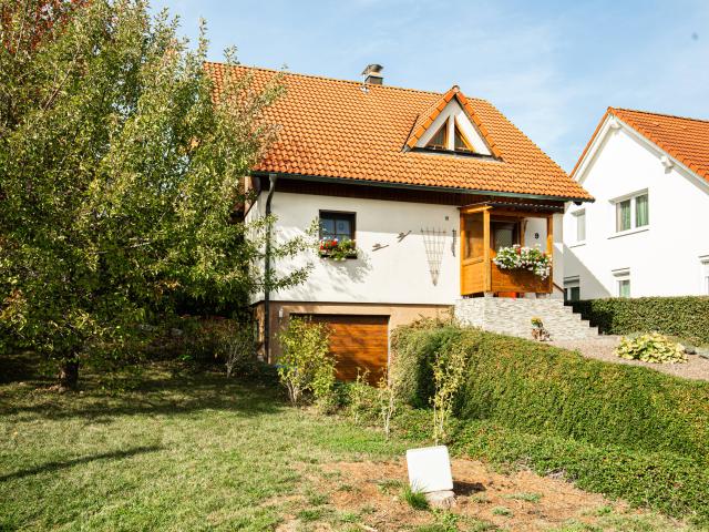 Platz für die ganze Familie Gepflegtes Einfamilienhaus mit Garten, Garage & Carport