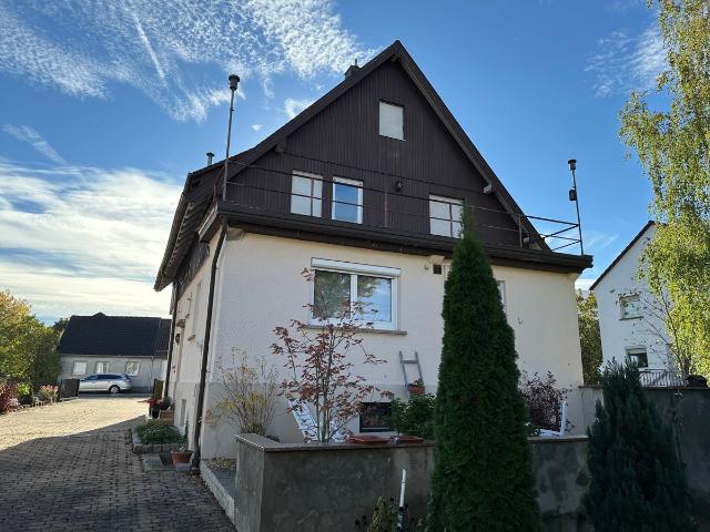 Platz für die ganze Familie: Zweifamilienhaus mit 924 qm Grundstück und modernem Komfort!
