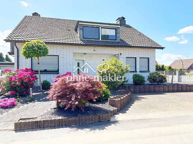 Platz für die gesamte Familie: Freistehendes Zwei Familienhaus mit großem Garten und Garage