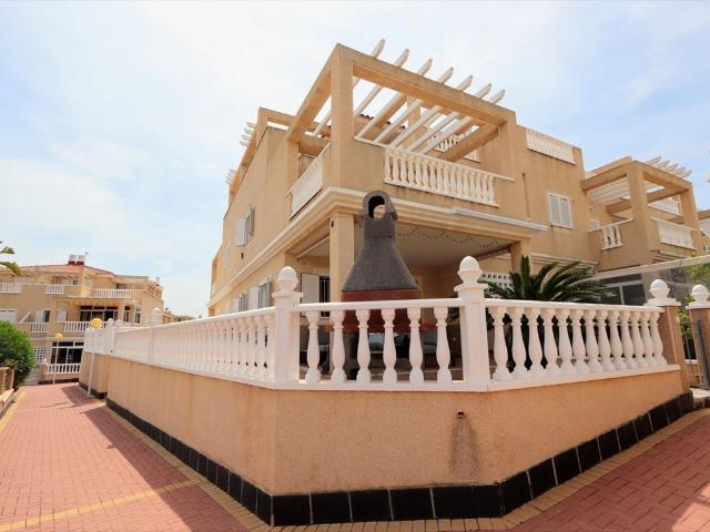 Dom z ogrodem i basenem w Playa Flamenca
