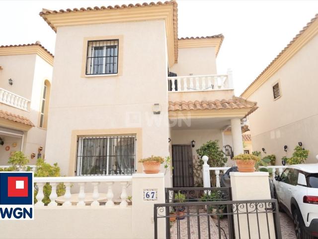 Urokliwa willa 82 m² z basenem i tarasami w Playa Flamenca