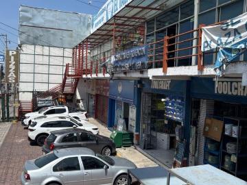 Plaza Comercial en Esquina sobre 11 Sur
