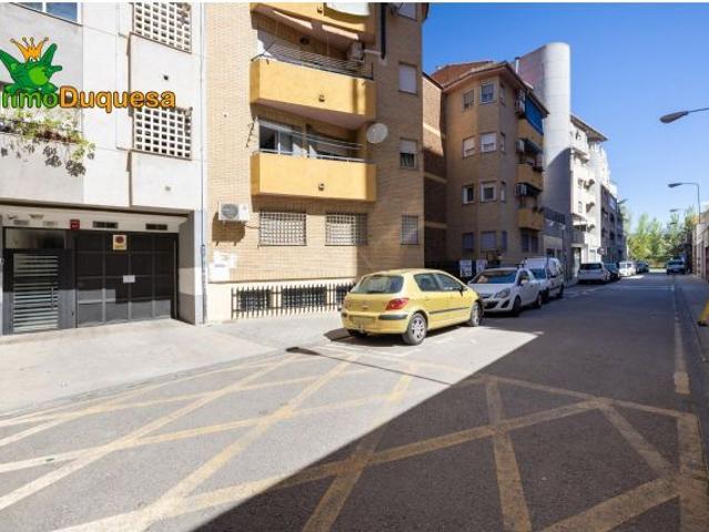 Plaza de aparcamiento junto al Paque Almunia