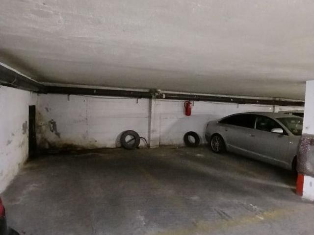 plaza de garaje grande con puerta automatica, despreocupate de saber donde tienes el coche y con la seguridad de no estar en el calle