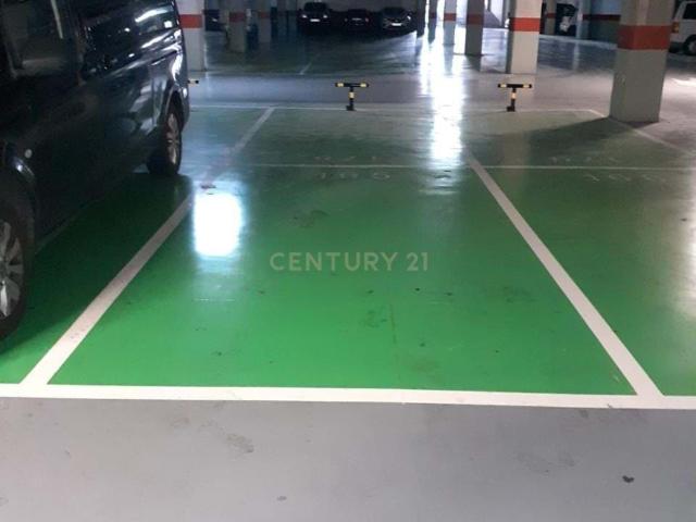 Plaza de garaje junto al aeropuerto en Manises