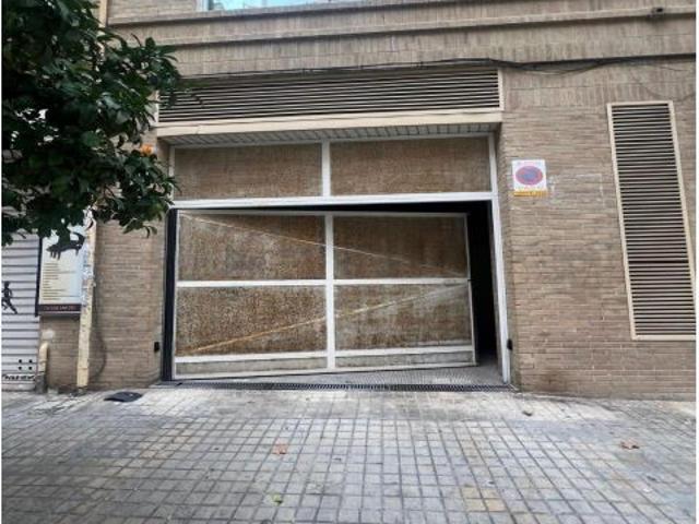 PLAZA DE GARAJE PARA COCHE GRANDE
