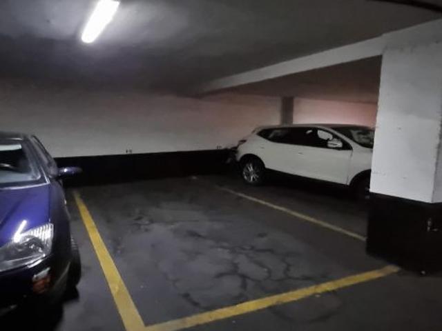 Plaza de garaje para coche grande