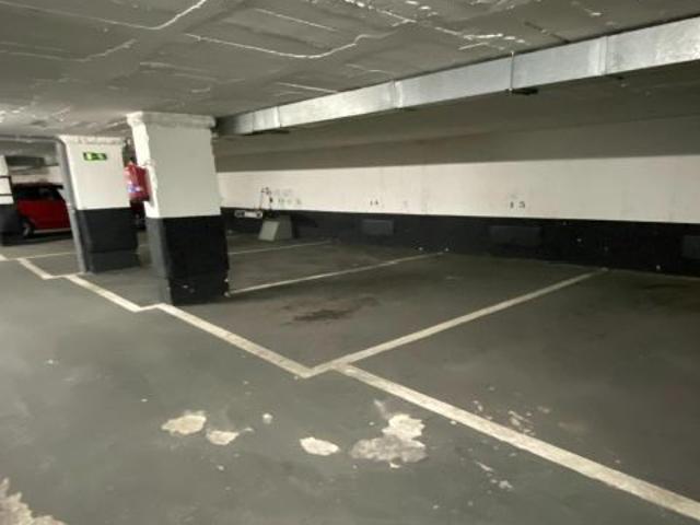 Plaza de garaje para coche pequeño