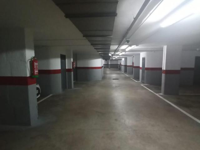 Plaza de garaje para coche pequeño en el vivero!