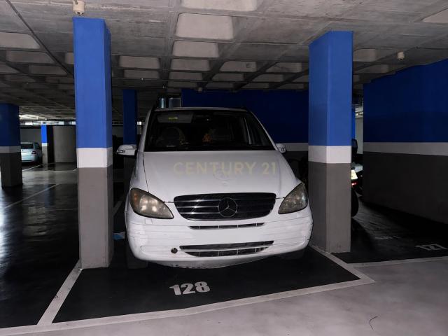 Plaza de parking amplia para coche grande en C/ Pare Sallarès – Fácil acceso y maniobra