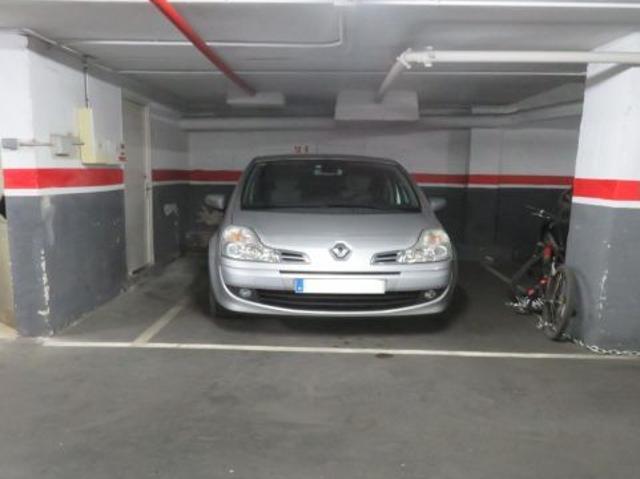 PLAZA DE PARKING EN ALQUILER EN LA CALLE GRASES PARA COCHE PEQUEÑO