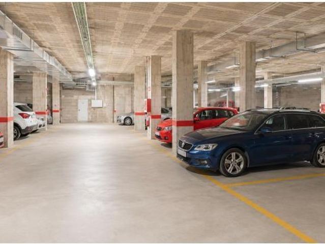 Plaza de parking en alquiler para coche y motos junto a Molinos de calle Industria