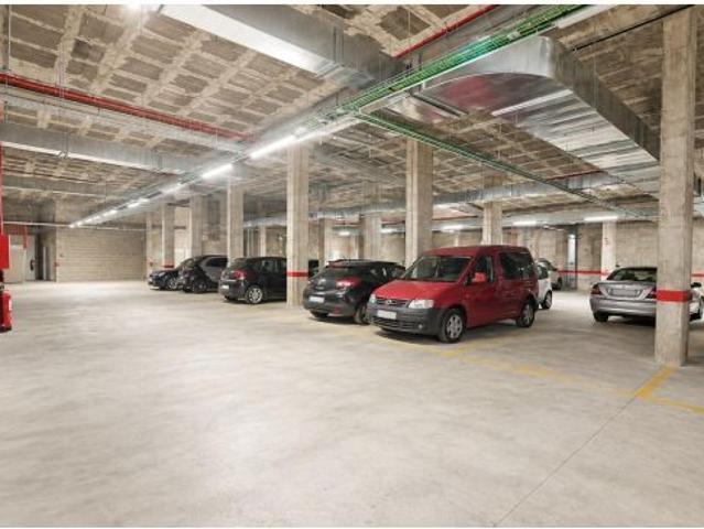 Plaza de parking en alquiler para choche mediano grande junto a Molinos de calle Industria