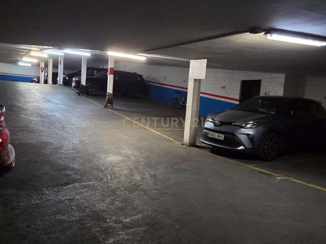 Plaza de parking grande 19 m² para coche o SUV – fácil maniobra – Carrer Doctors Trias i Pujol