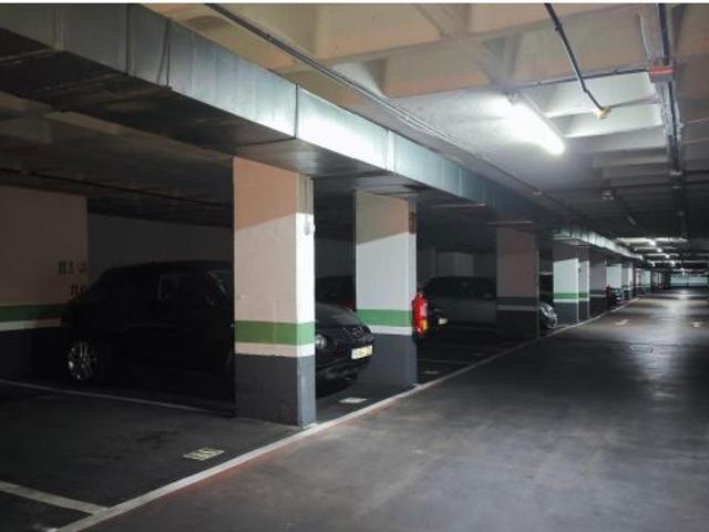 Plaza de parking junto a metro tetuán