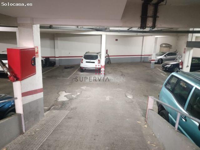 Plaza de parking para coche mediano
