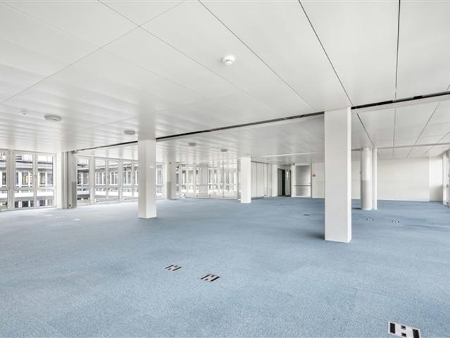 PLAZA | Helle Bürofläche im obersten Stockwerk