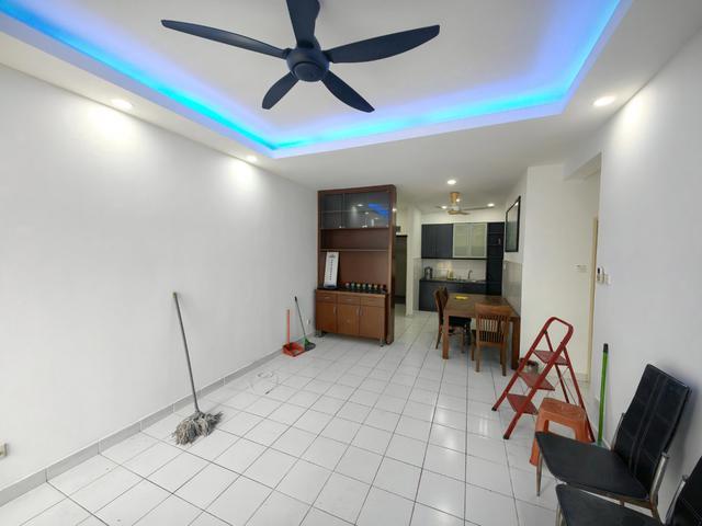 Plaza Menjalara Kepong 960sf 3R2B 1 Carpark Partly Furnished