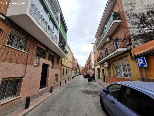 Plaza para coche mediano en calle de Francisca Armada