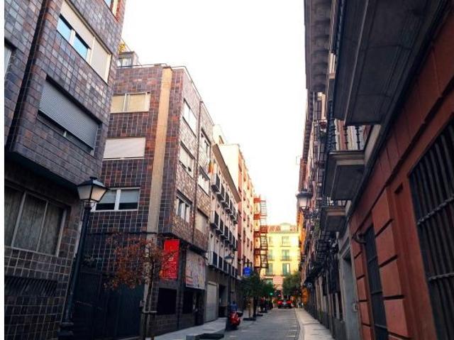 Plaza para coches medianos muy cercana a Gran Vía